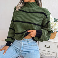 Grüner Strickpullover mit schwarzen Streifen, Rollkragen, Damenmode, Herbst, gemütlich.