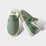 Grüne Hausschuhe aus Fleece, rutschfeste Sohle, warm, gemütlich, für Damen und Herren.