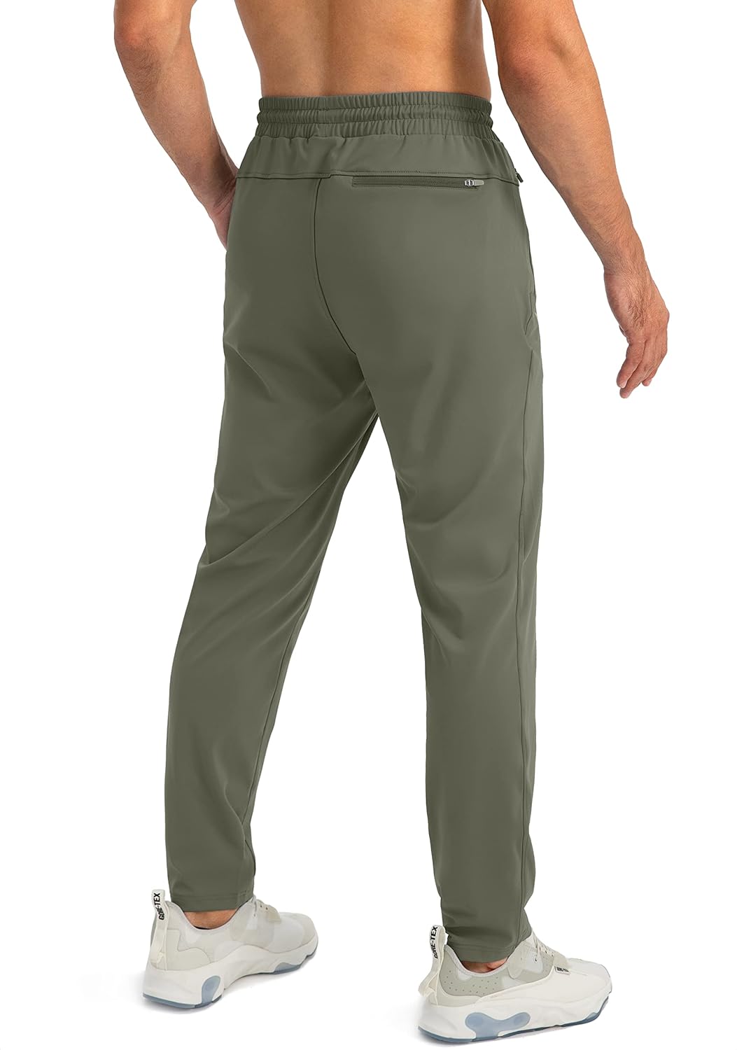 Mann in olivgrüner Jogginghose, elastischer Bund, sportlich, bequem, Rückansicht.