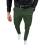 Grüne Herren-Chinohose, Slim Fit, mit schwarzem Gürtel und weißen Sneakern.
