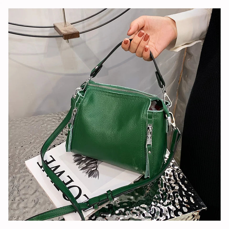 Grüne Lederhandtasche mit Reißverschlüssen, modisch, elegant, Damenaccessoire.