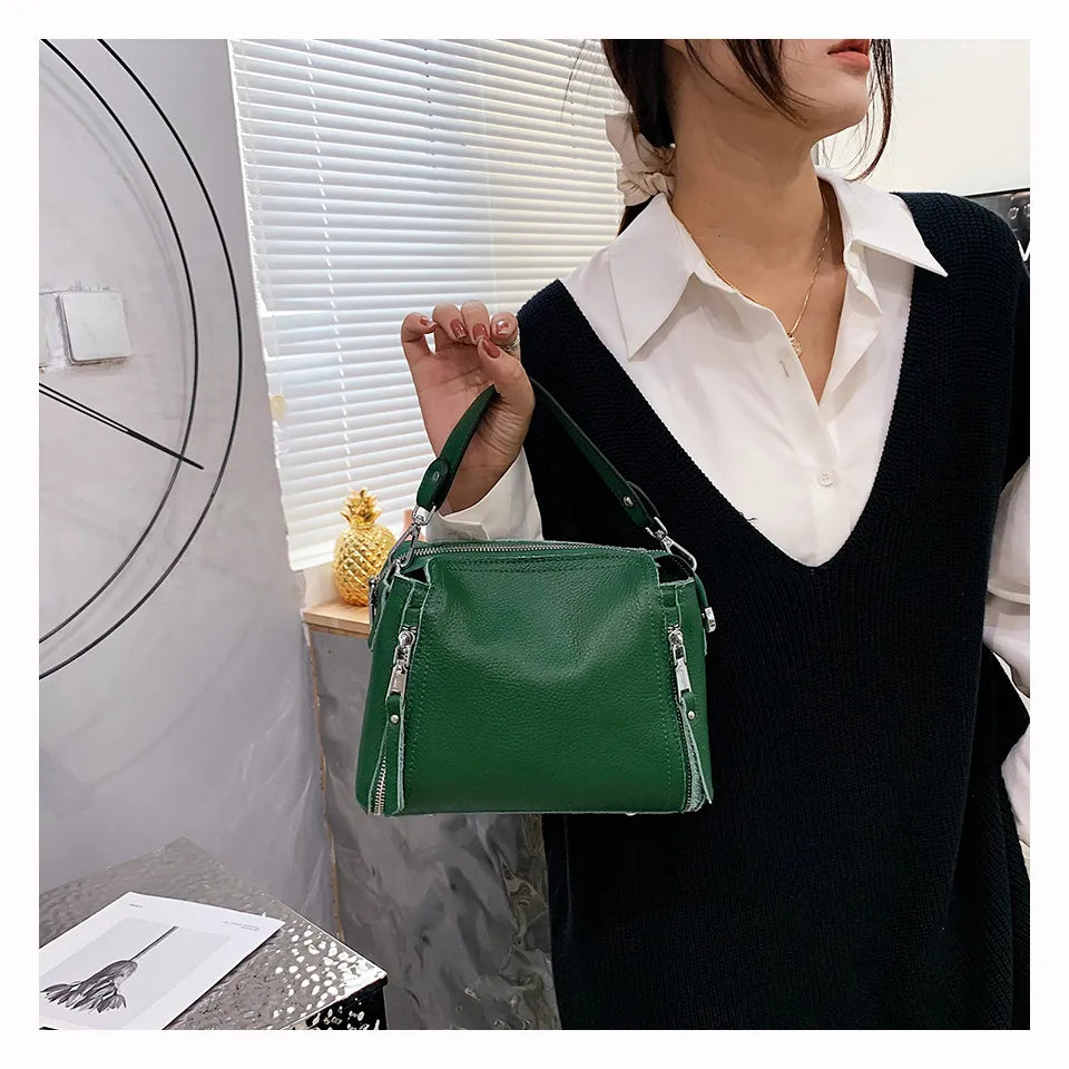 Frau mit grüner Lederhandtasche, elegantes Design, modisches Accessoire, Bürohintergrund.