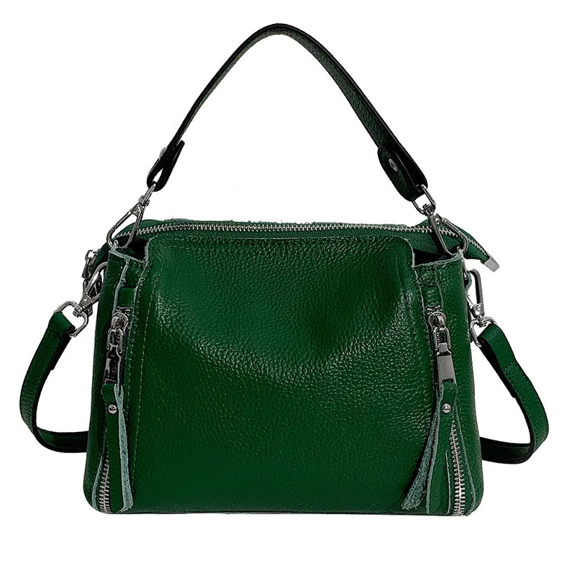 Grüne Lederhandtasche mit Reißverschlüssen, verstellbarem Schulterriemen, modisch, elegant.