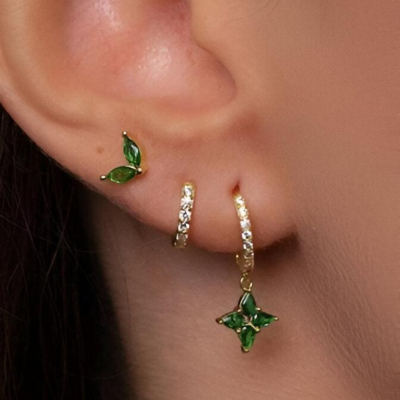 Goldene Ohrringe mit grünen Steinen, elegantes Design, Modeschmuck für Damen.