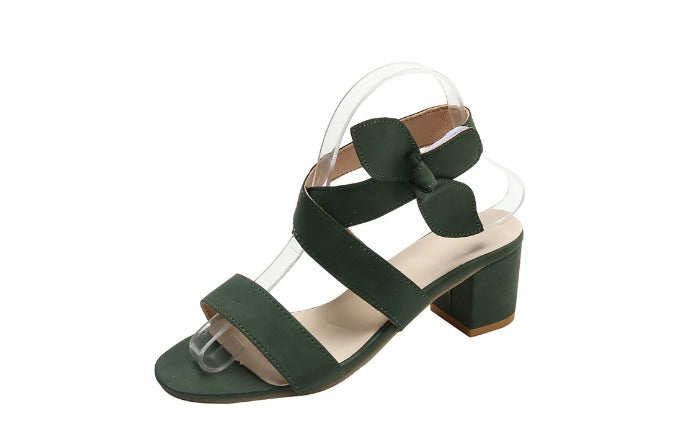 Grüner Damen-Sandalette mit Blockabsatz, Riemen und Schleifendetail, elegant und modern.