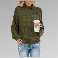 Frau in grünem Strickpullover mit Kaffeebecher, lässige Mode, Herbstoutfit, Jeans.