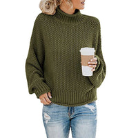 Frau in grünem Strickpullover mit Kaffeebecher, lässige Mode, Herbstoutfit, Damenbekleidung.