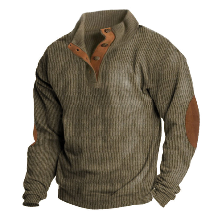 Grüner Herrenpullover mit Knopfleiste und braunen Ellbogenpatches, Strick, warm, modisch.