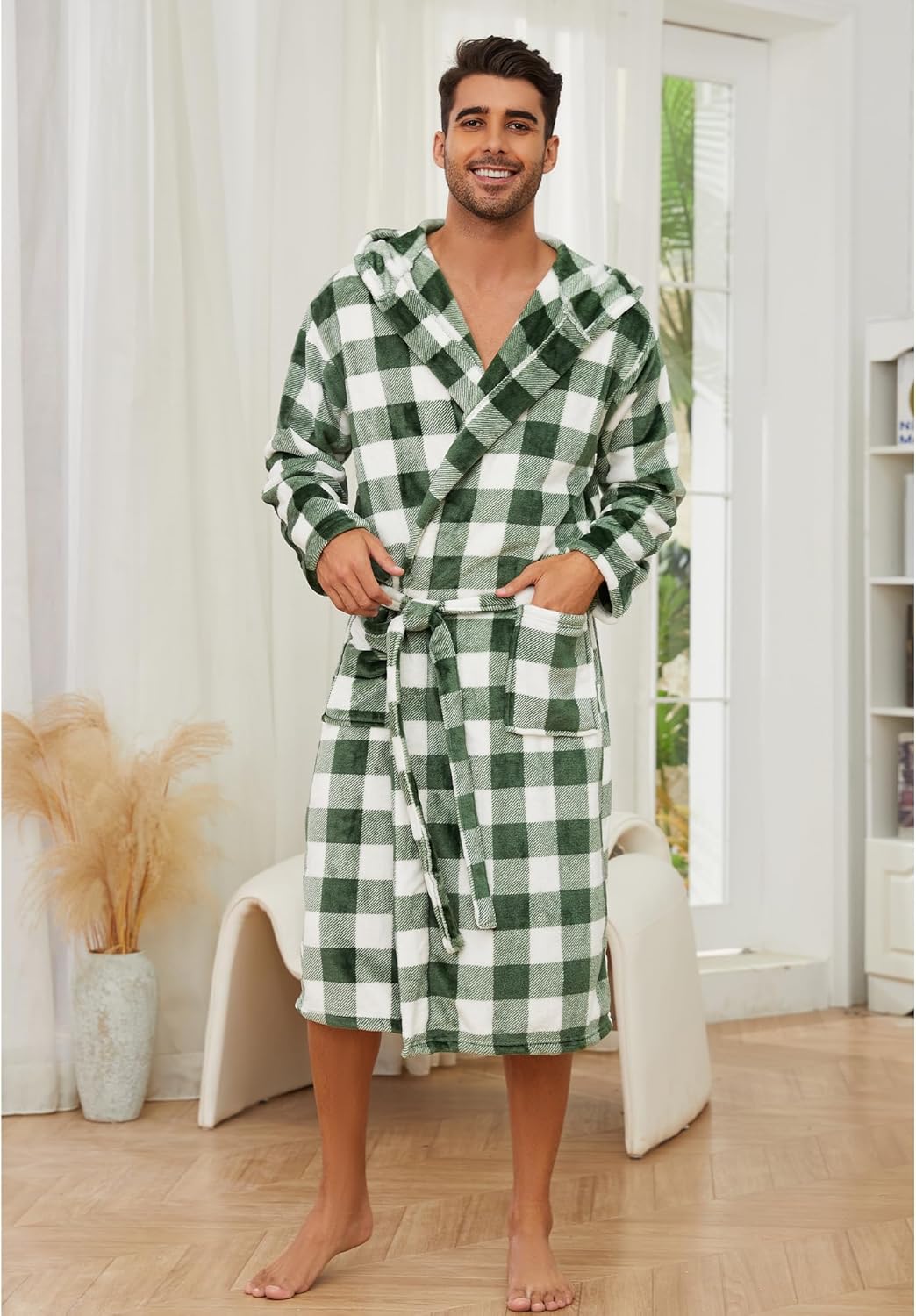 Mann im karierten Bademantel, grün-weiß, Fleece, gemütlich, Hausbekleidung, Wohnzimmer.