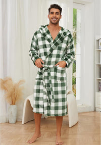 Mann im karierten Bademantel, grün-weiß, Fleece, gemütlich, Hausbekleidung, Wohnzimmer.