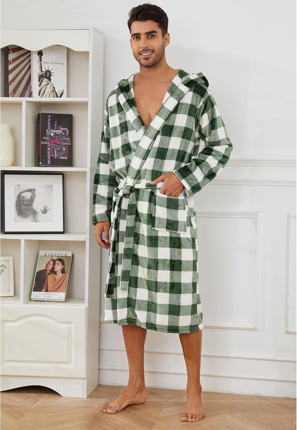 Mann im karierten Bademantel, grün-weiß, Frottee, gemütlich, modisch, Wohnzimmer.