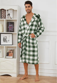 Mann im karierten Bademantel, grün-weiß, Frottee, gemütlich, modisch, Wohnzimmer.