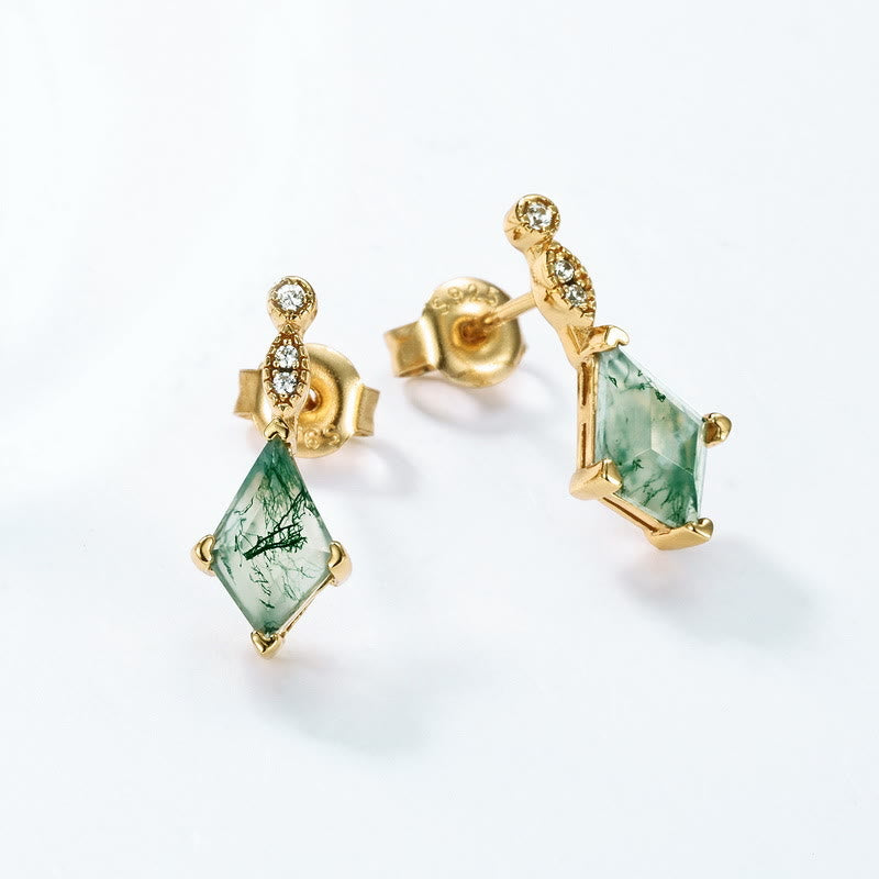 Goldene Ohrringe mit grünem Edelstein, Diamanten, geometrisches Design, eleganter Schmuck.