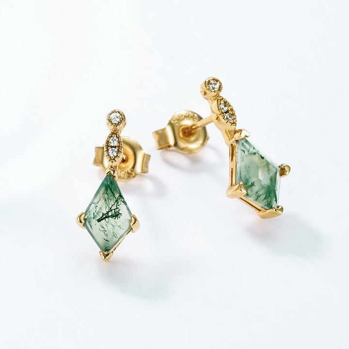 Goldene Ohrringe mit grünem Edelstein, Diamanten, geometrisches Design, eleganter Schmuck.