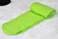 Neon-grüne Strumpfhose aus Baumwolle auf weißem Hintergrund, Damenmode, bequem, elastisch.