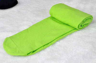 Neon-grüne Strumpfhose aus Baumwolle auf weißem Hintergrund, Damenmode, bequem, elastisch.