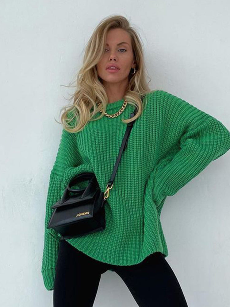 Frau in grünem Strickpullover, schwarze Tasche, goldene Kette, modisch, lässig, Damenmode.