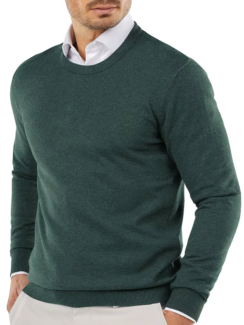 Mann in grünem Pullover aus Baumwolle, eleganter Look, Herbstmode, Herrenbekleidung.