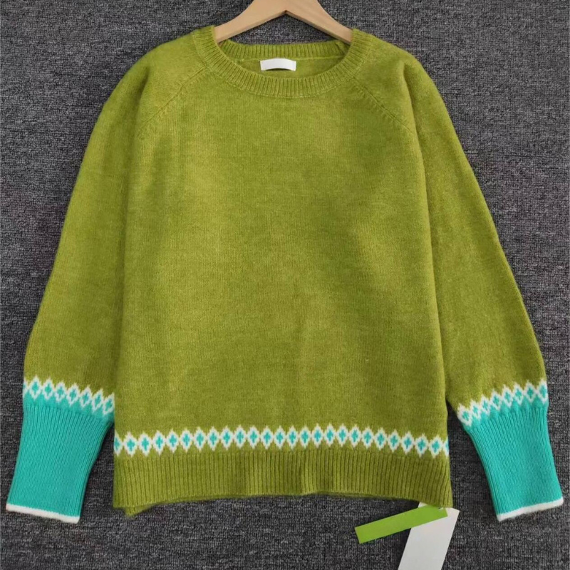 Grüner Pullover aus Wolle mit blau-weißem Muster, Rundhalsausschnitt, Damenmode.