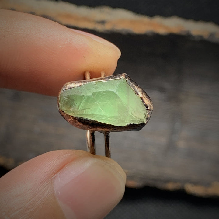 Grüner Rohstein-Ring, handgefertigt, Kupferfassung, einzigartiger Schmuck, Nahaufnahme.