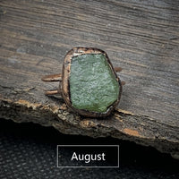 Rohstein-Ring mit grünem Peridot, handgefertigt, rustikales Design, August-Geburtsstein.