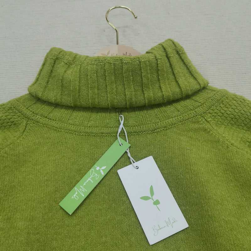 Grüner Rollkragenpullover aus Wolle, nachhaltige Mode, mit Etikett, auf Holzkleiderbügel.