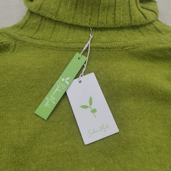Grüner Rollkragenpullover aus Wolle mit Etikett, nachhaltige Mode, Damenbekleidung.