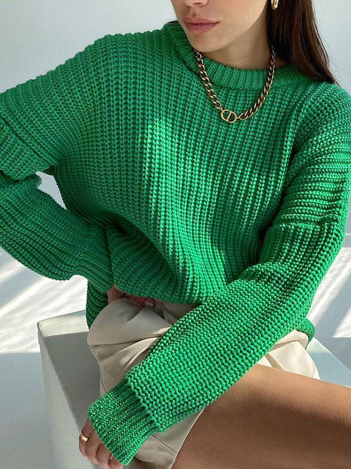 Frau trägt grünen Strickpullover, Rundhalsausschnitt, lässig, modisch, Damenmode, Kette.