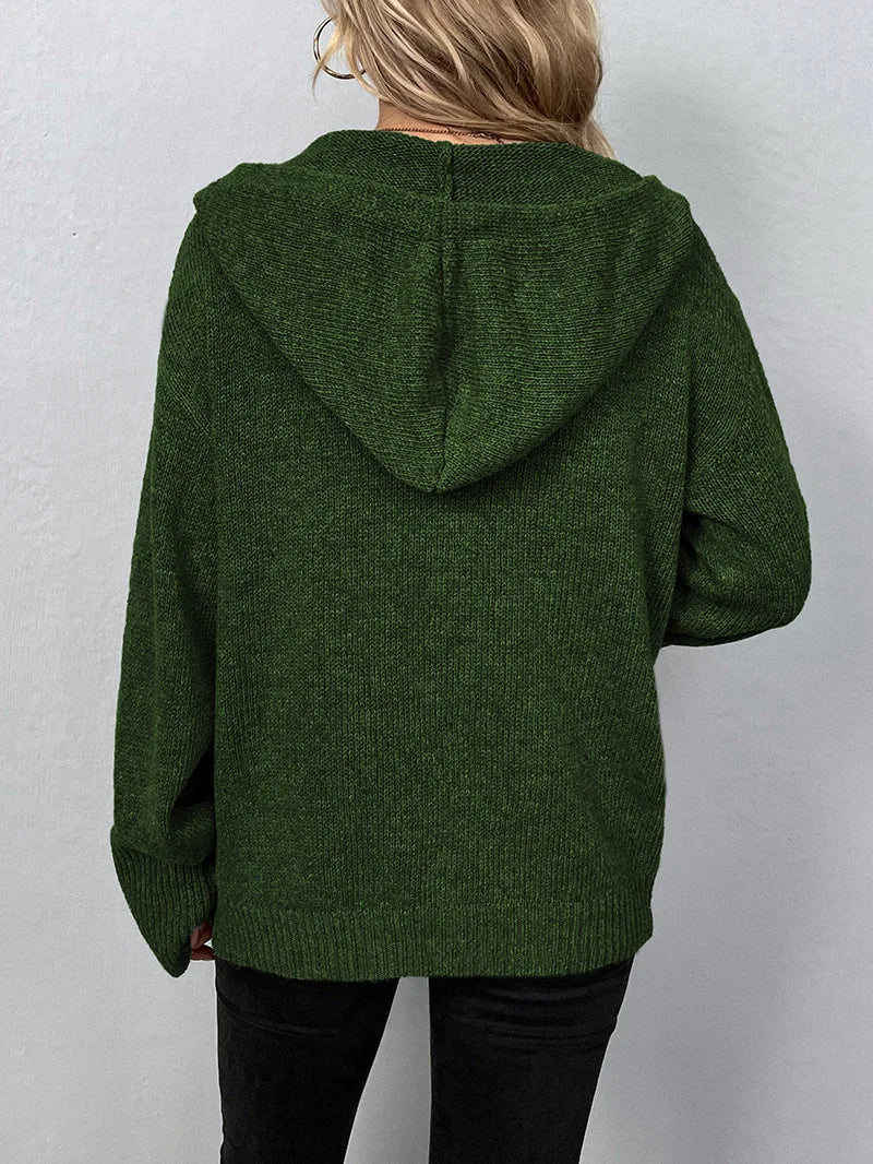 Frau in grünem Strickpullover mit Kapuze, Rückansicht, lässige Damenmode, Herbstkleidung.
