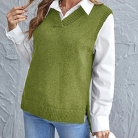 Grüner Strickpullover Damen, ärmellos, V-Ausschnitt, über weißer Bluse, modisch, elegant.