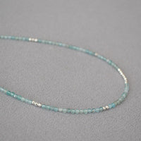 Aquamarin Halskette, zarte Perlen, handgefertigt, minimalistischer Schmuck, elegantes Design