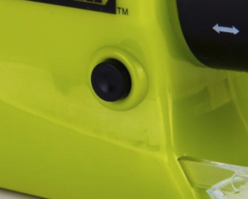 Grüner elektrischer Bohrer mit schwarzem Knopf, Nahaufnahme, Heimwerkerwerkzeug.