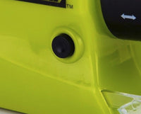 Grüner elektrischer Bohrer mit schwarzem Knopf, Nahaufnahme, Heimwerkerwerkzeug.