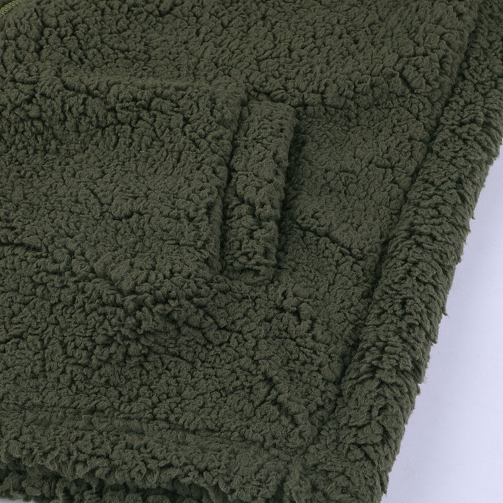 Grüne Fleece-Decke aus Sherpa-Material, weich und kuschelig, ideal für kalte Wintertage.