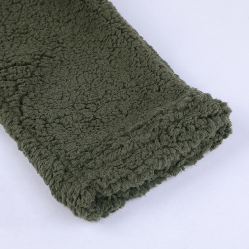 Grüner Fleece-Ärmel, weiches Material, warm, kuschelig, Wintermode, Outdoor-Bekleidung.