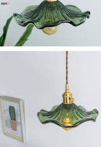 Grüne Glas-Pendelleuchte mit Messingfassung, wellenförmiger Schirm, Vintage-Design.