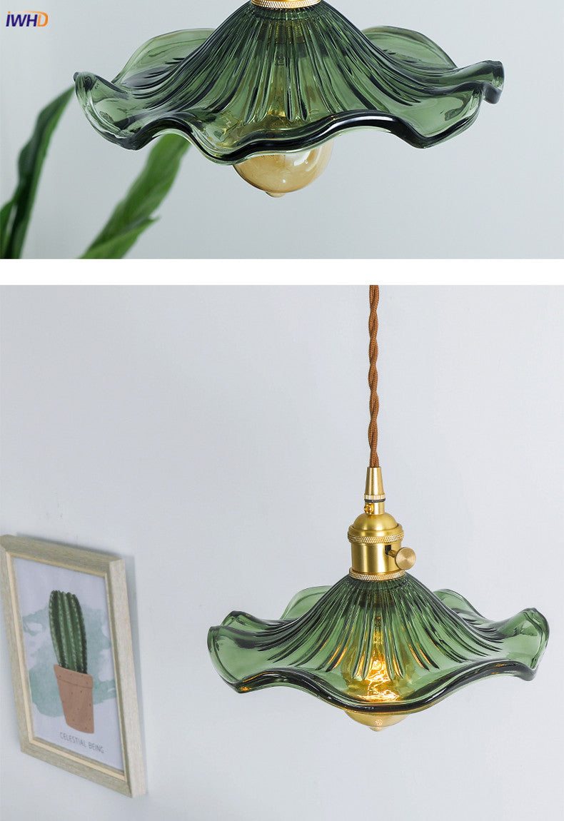 Grüne Glas-Pendelleuchte mit Messingfassung, wellenförmiger Schirm, Vintage-Design.