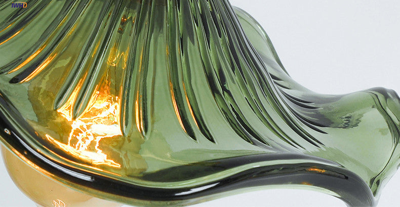 Grüne Glasvase mit geschwungenem Design, dekorative Wohnaccessoires, modernes Interieur.