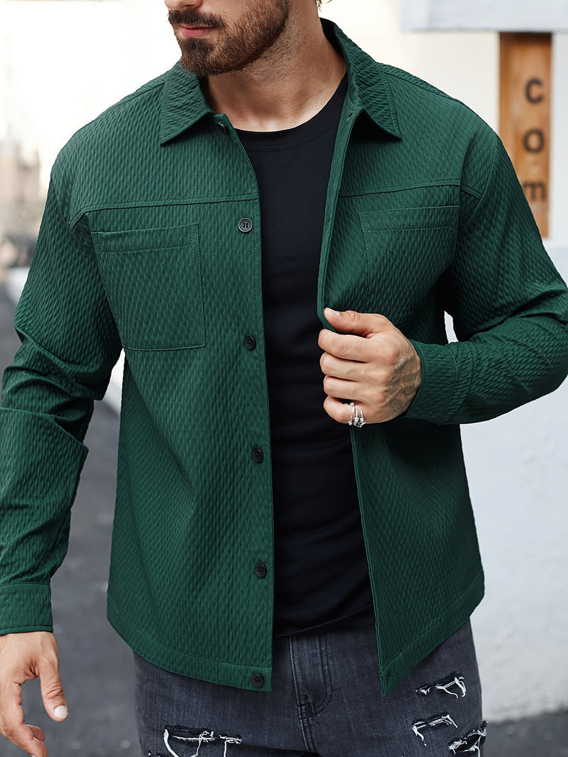Mann in grüner Steppjacke, schwarzes T-Shirt, lässiger Stil, Mode für Herren.