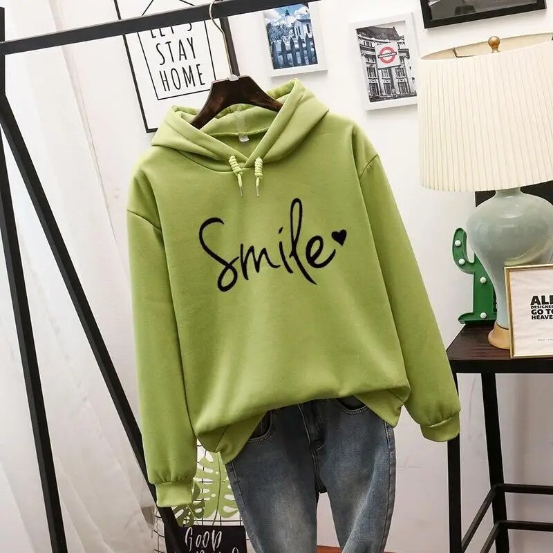 Grüner Hoodie mit "Smile"-Aufdruck, Kapuze, Kordelzug, lange Ärmel, lässiger Stil.
