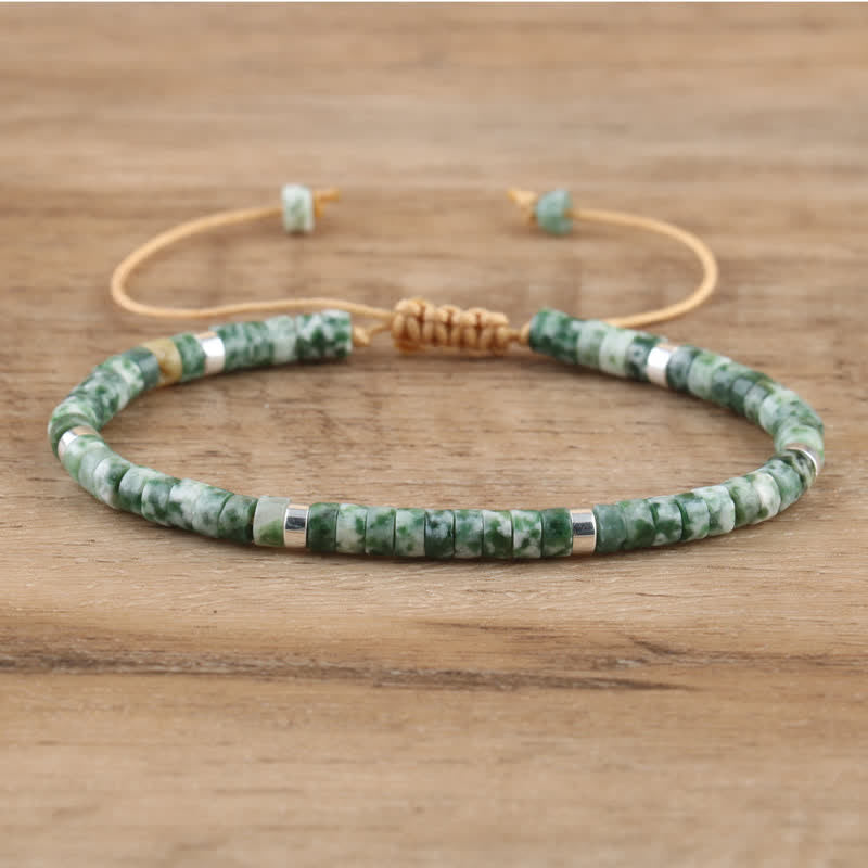 Grünes Jade-Armband mit verstellbarem Verschluss, handgefertigt, Naturstein, Unisex-Schmuck.