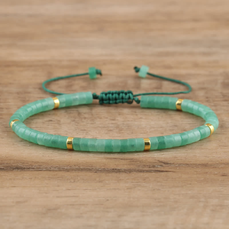 Grünes Jade-Armband mit goldenen Akzenten, verstellbar, handgefertigt, Schmuck für Damen.