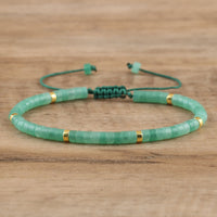 Grünes Jade-Armband mit goldenen Akzenten, verstellbar, handgefertigt, Schmuck für Damen.