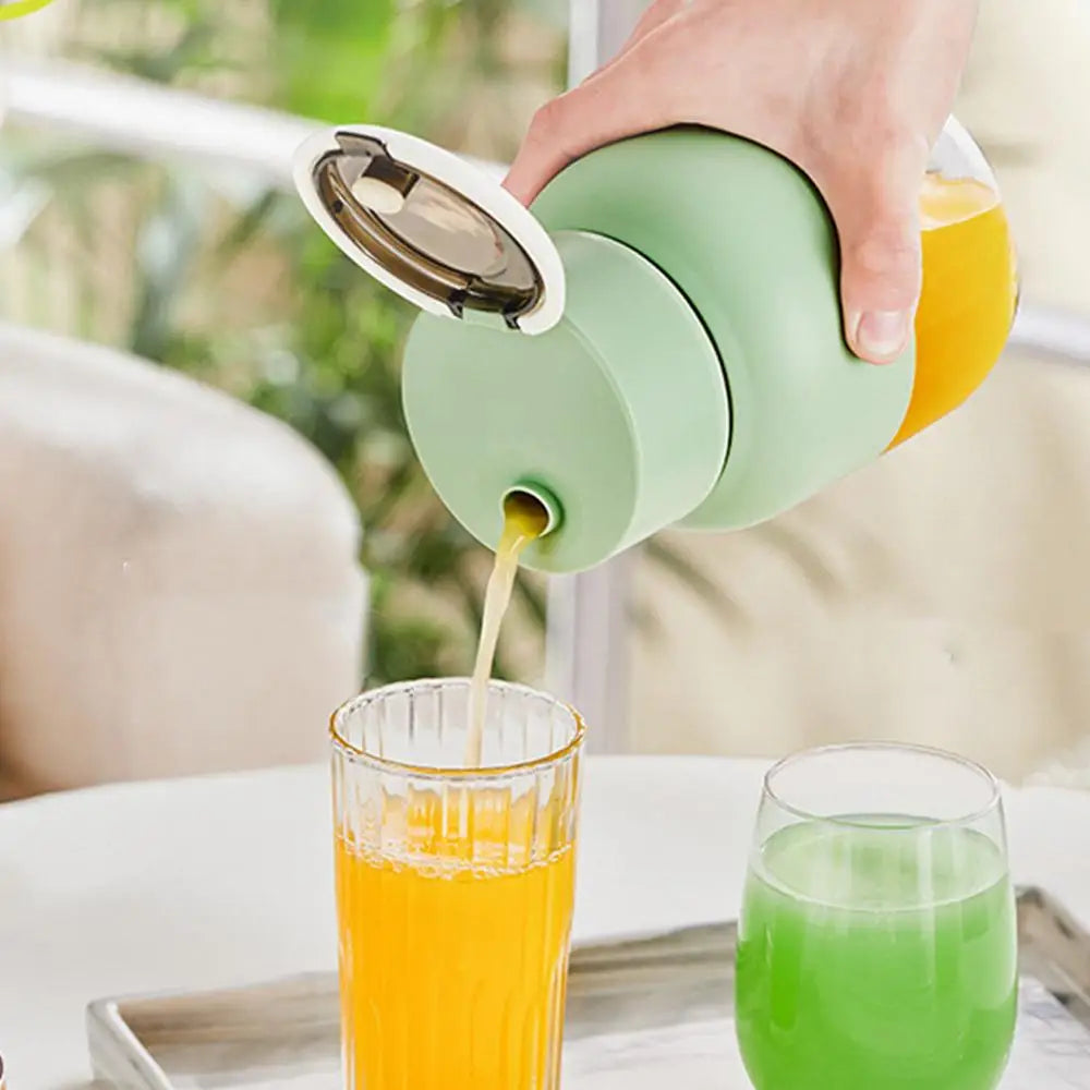 Grüne Thermoskanne gießt Orangensaft in Glas, modernes Küchendesign, nachhaltiges Material.