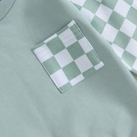 Grünes T-Shirt mit kariertem Muster, Baumwolle, modisches Design, Herrenmode, Freizeitkleidung.