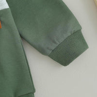 Grüner Kinderpullover aus Baumwolle, langärmelig, weiches Material, Freizeitkleidung.