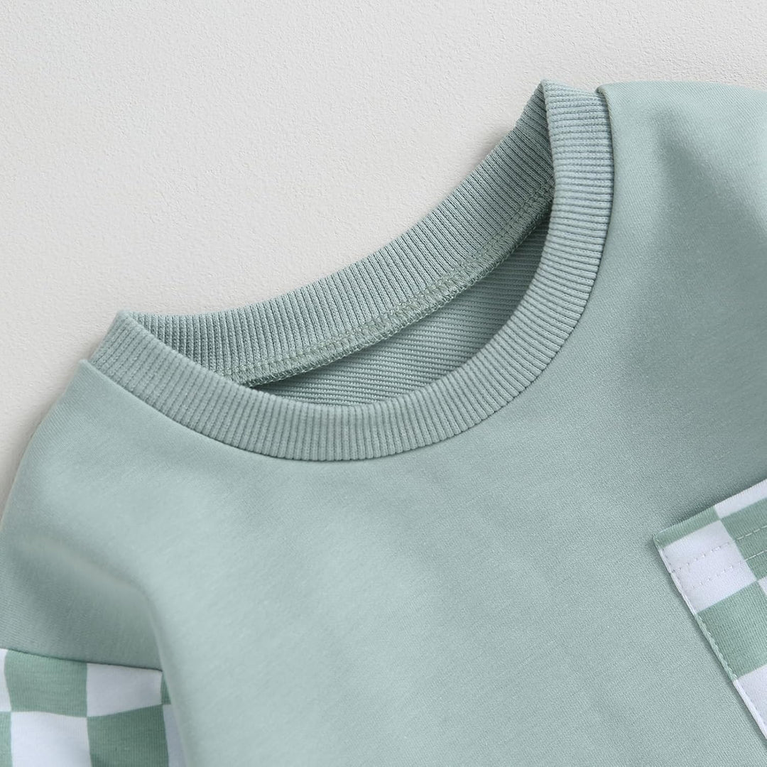 Grünes Kinder-Sweatshirt aus Baumwolle mit Rundhalsausschnitt und kariertem Ärmel-Detail.