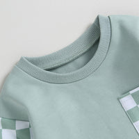 Grünes Kinder-Sweatshirt aus Baumwolle mit Rundhalsausschnitt und kariertem Ärmel-Detail.