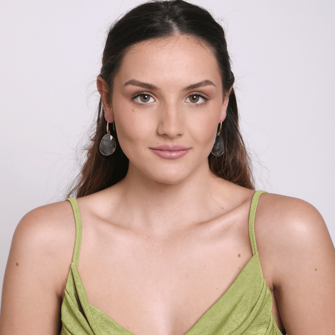 Frau mit grünen Kleid und silbernen Ohrringen, Porträt, Modefotografie, eleganter Look.