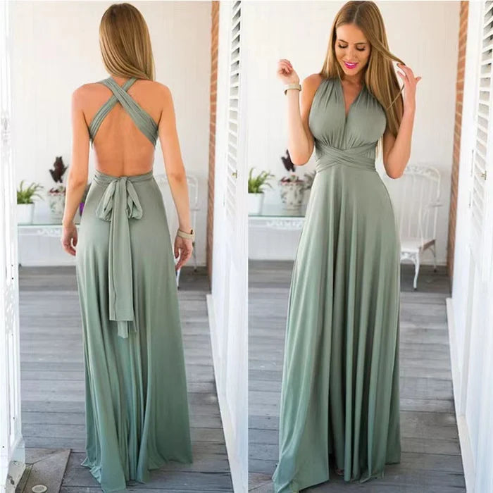 Frau in langem, grünem Abendkleid mit Rückenausschnitt und Schleife, elegantes Design.